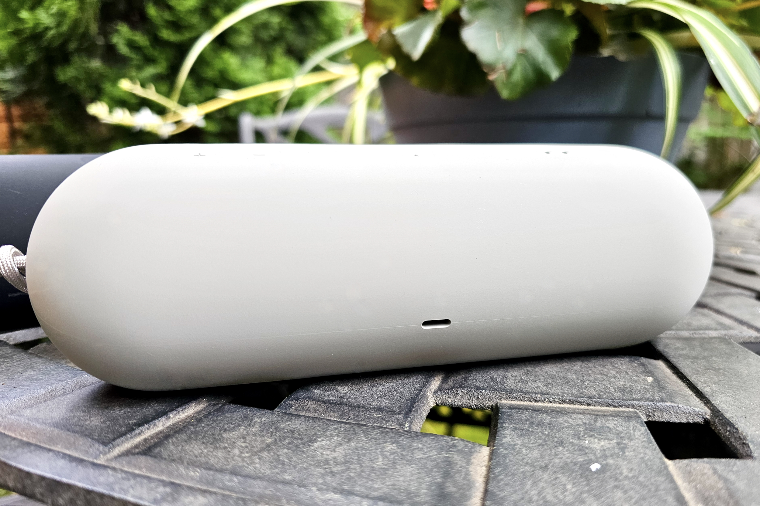 Beats Pill (2024) em Champagne/Dourado (vista traseira)