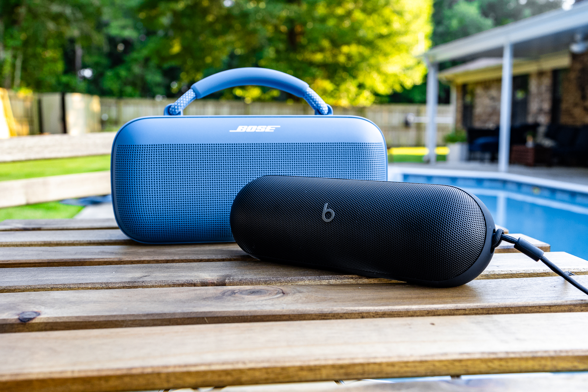 Um alto-falante Beats Pill ao lado de um Bose SoundLink Max.