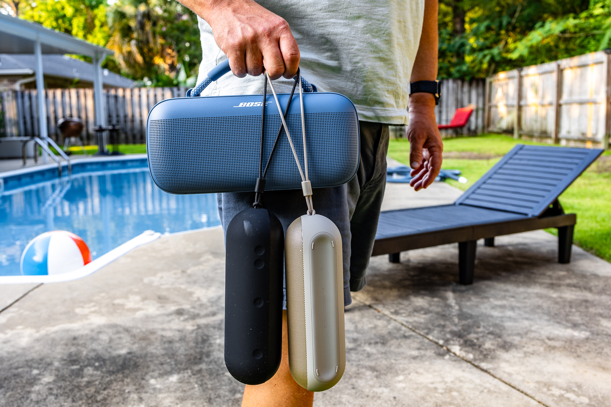 Phil Nickinson carregando o Bose SoundLink Max e dois alto-falantes Beats Pill.