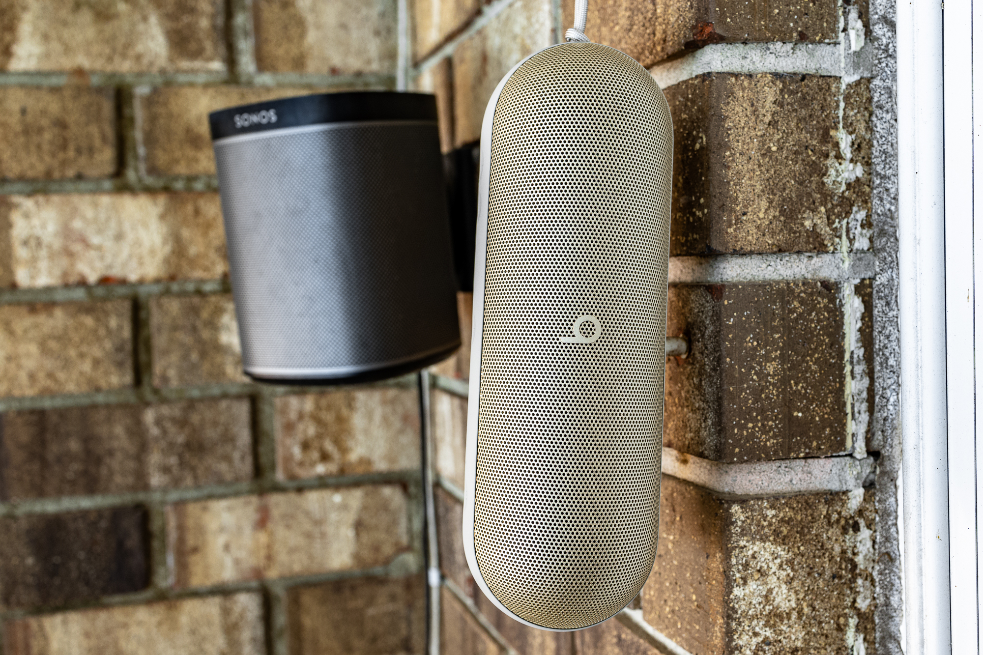 Beats Pill 和老 Sonos Play：1。