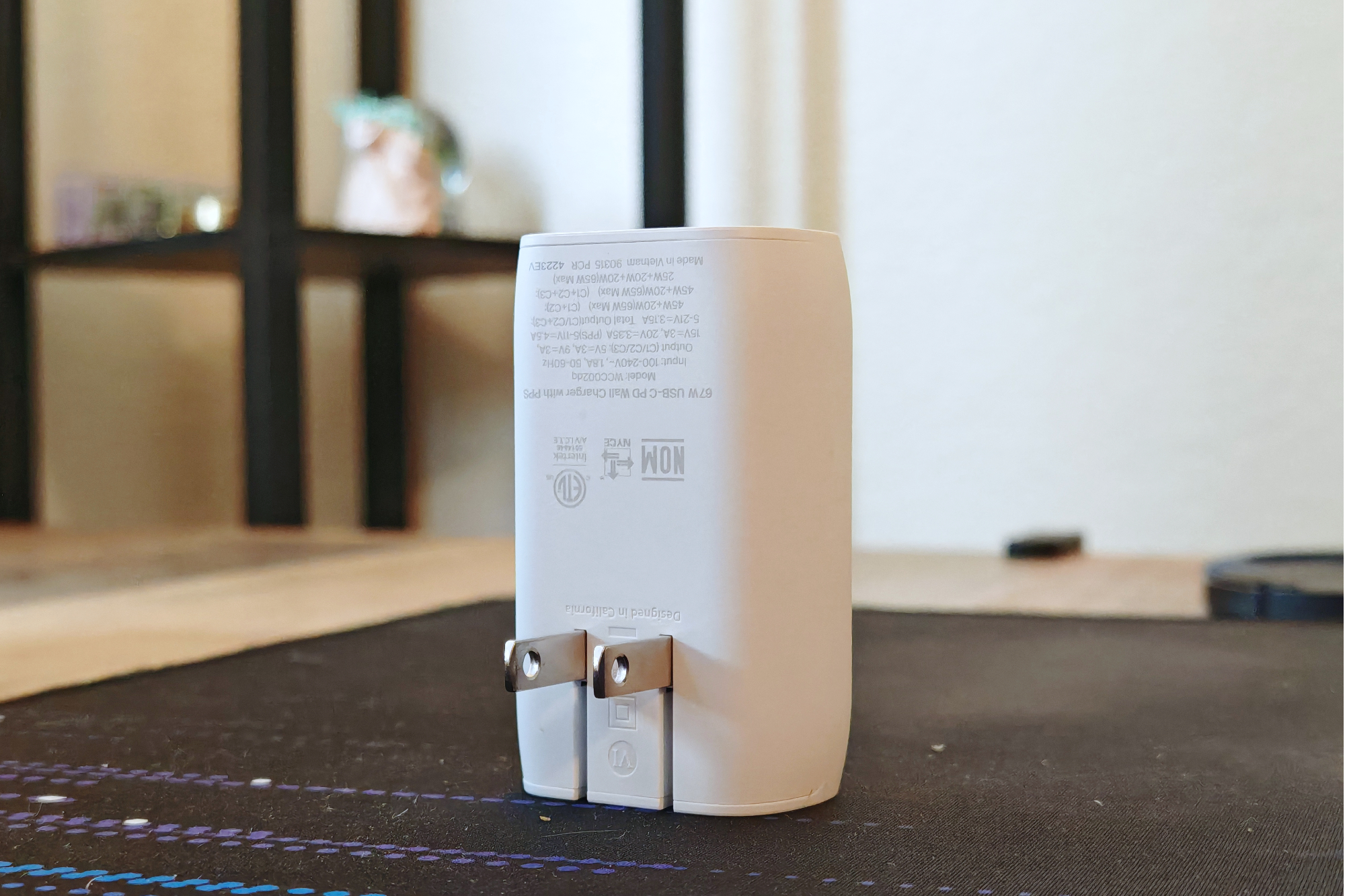 Зарядное устройство Belkin BoostCharge с 3 портами USB-C, стоящее вертикально.