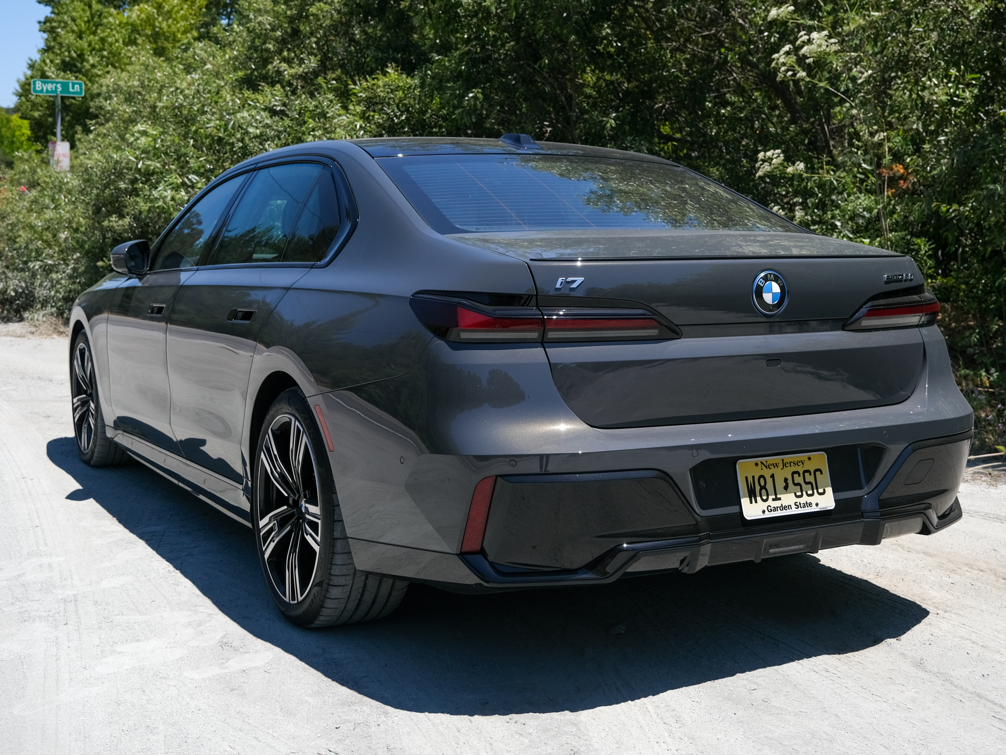 Traseira e lateral do BMW i7.