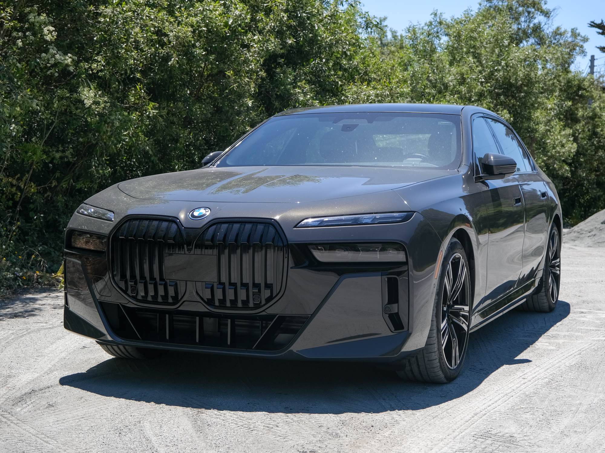 Avant et côté de la BMW i7 eDrive50