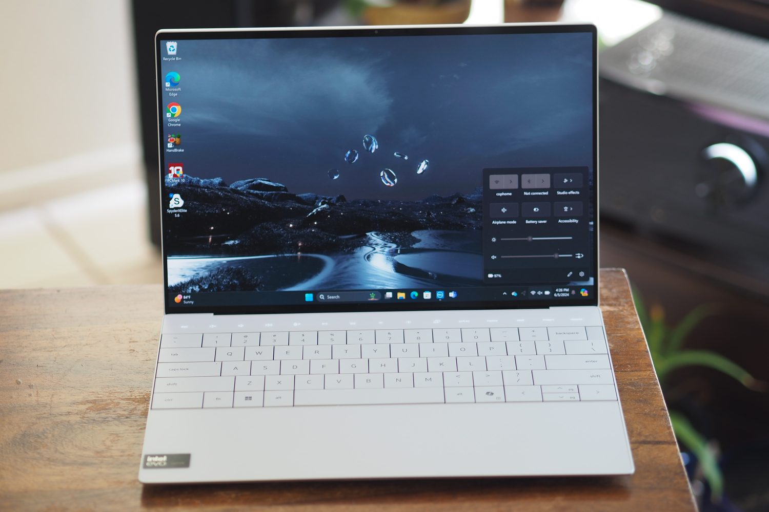 Vorderansicht des Dell XPS 13 2024 mit Display und Tastatur.