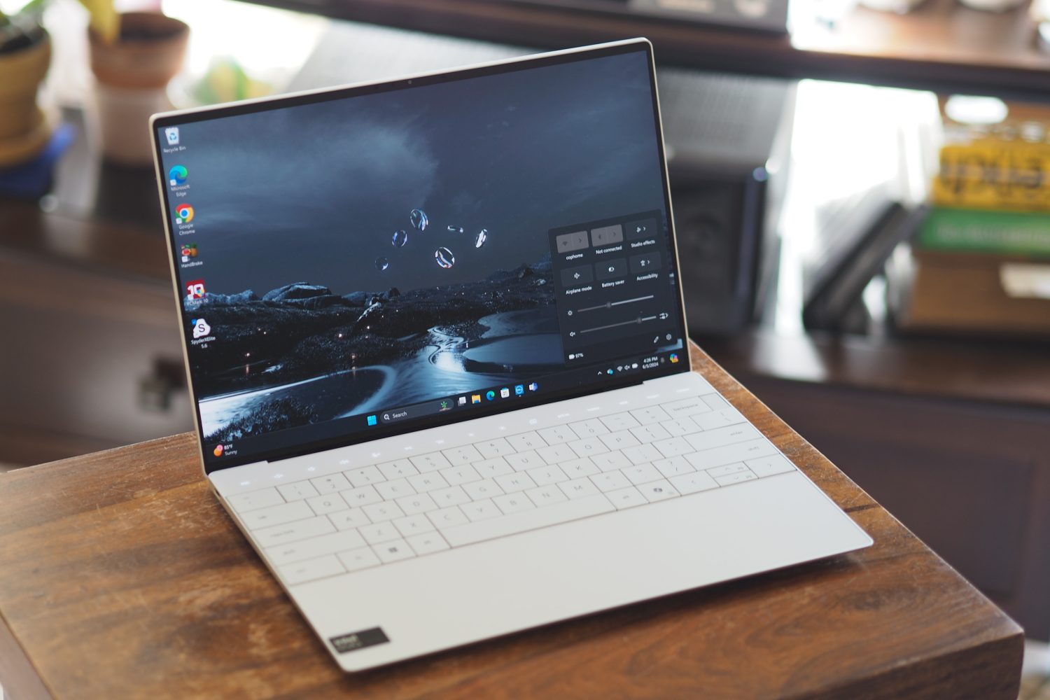 Dell XPS 13, 2024 г., вид спереди: дисплей и клавиатура.