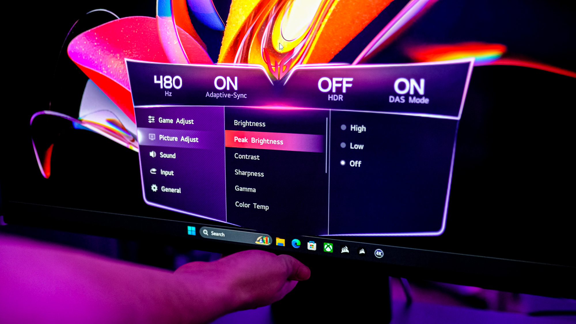 A configuração de brilho máximo na exibição na tela do LG UltraGear Dual Mode OLED.