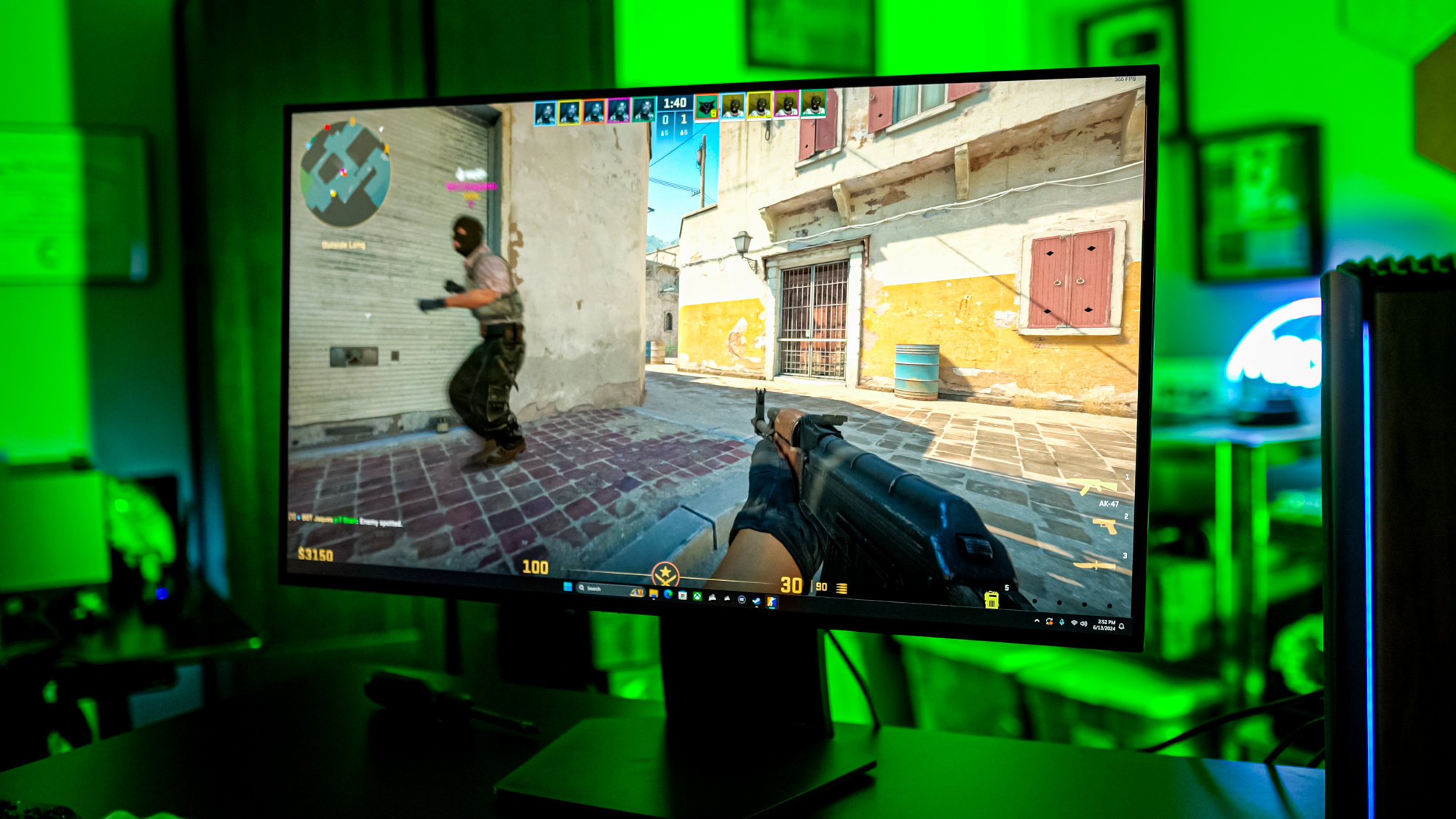 Counter-Strike 2 rodando em um monitor de jogo.