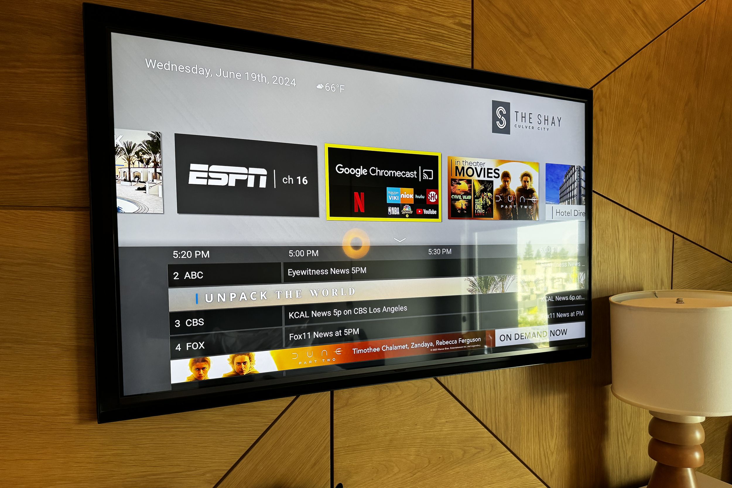 एक होटल टीवी Chromecast (Google कास्ट) का उपयोग करने का विकल्प दिखा रहा है।