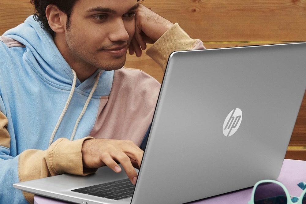 Un homme utilisant l'ordinateur portable HP 17.