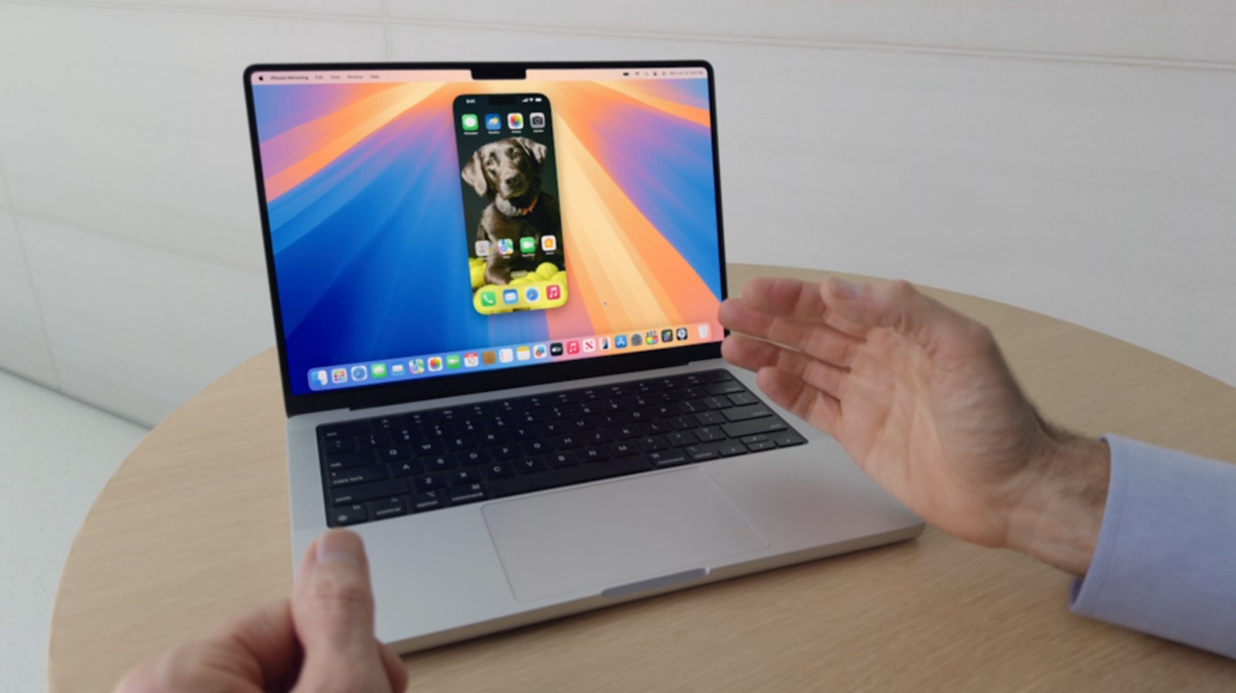 Un iPhone reflejado en una MacBook.