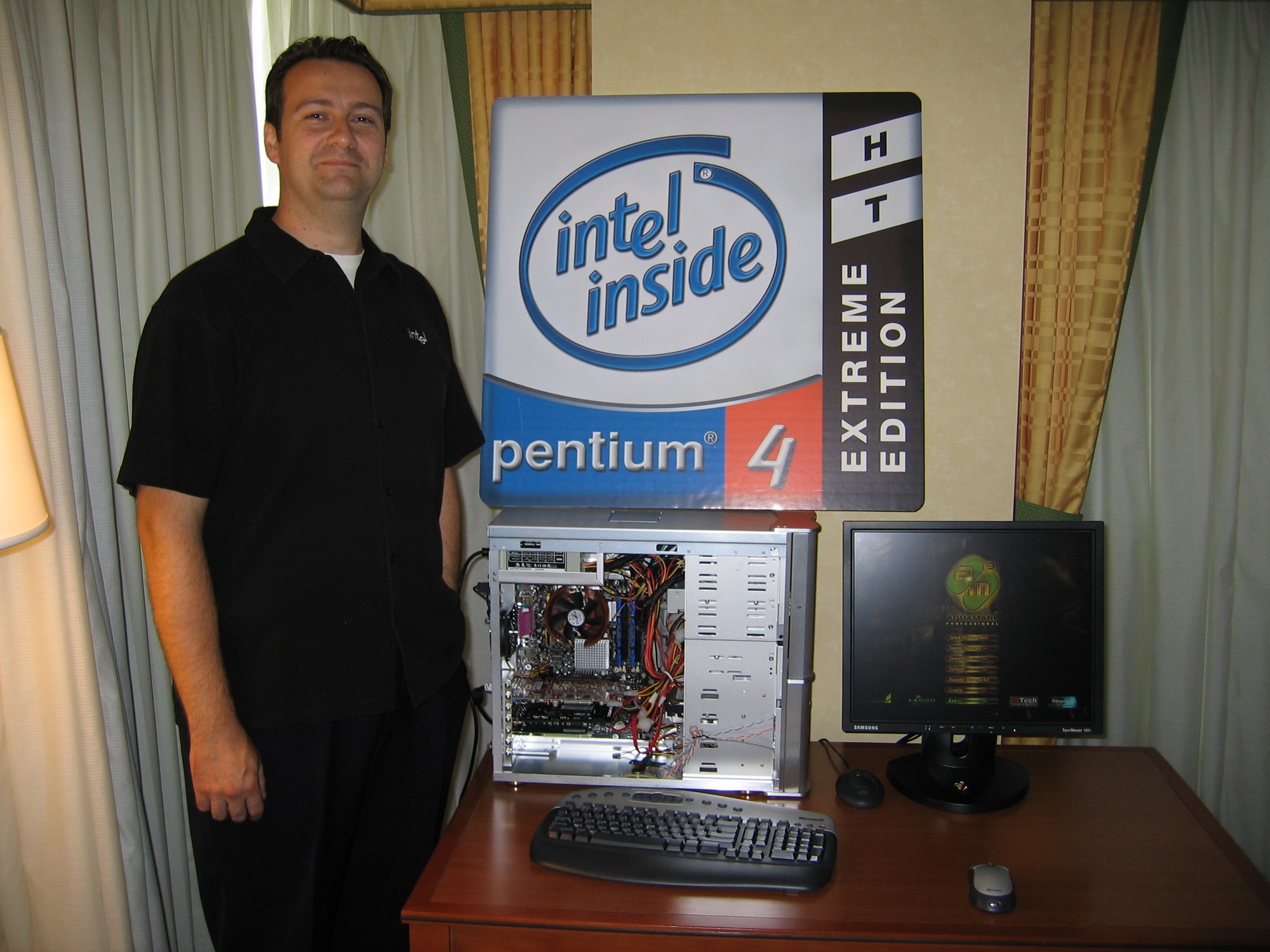 Alguém em frente a uma placa do Intel Pentium 4.