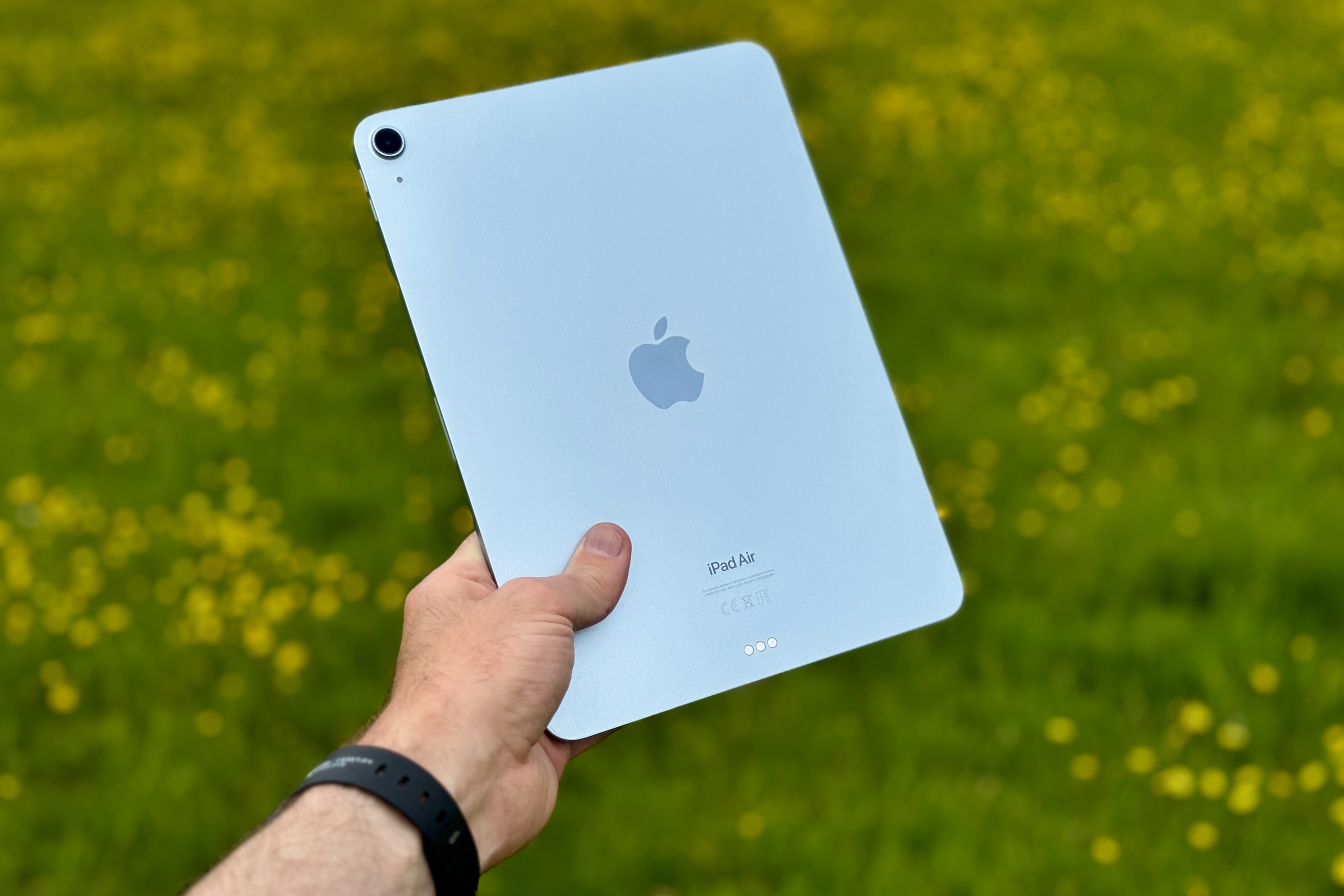 Человек держит Apple iPad Air (2024).