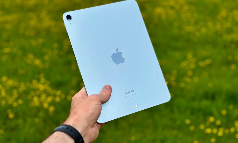 A person holding the Apple iPad Air (2024).