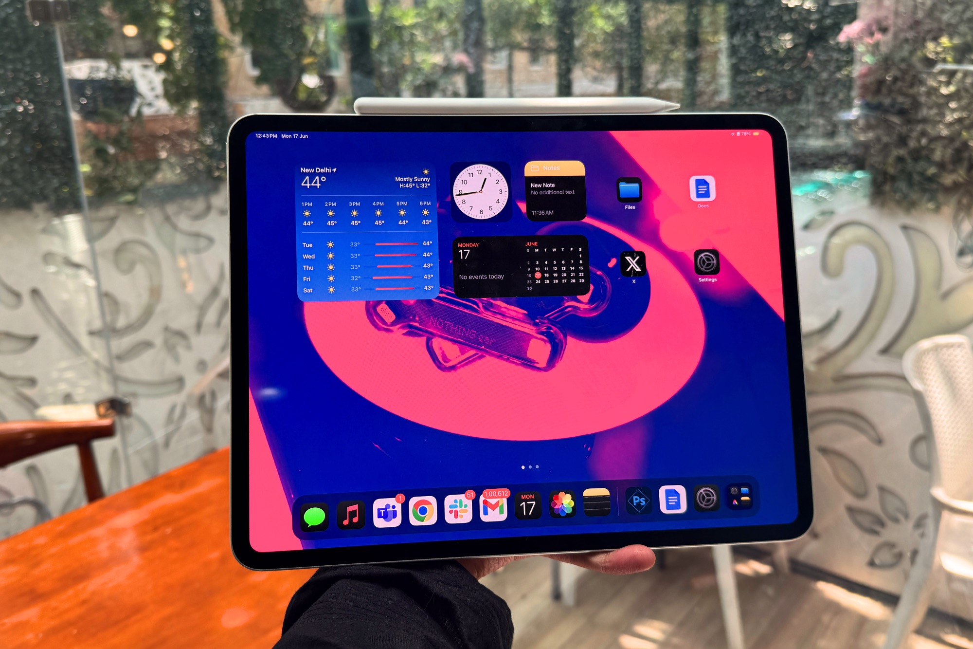 Tela inicial de um iPad Pro que inicializa o iPadOS 18.