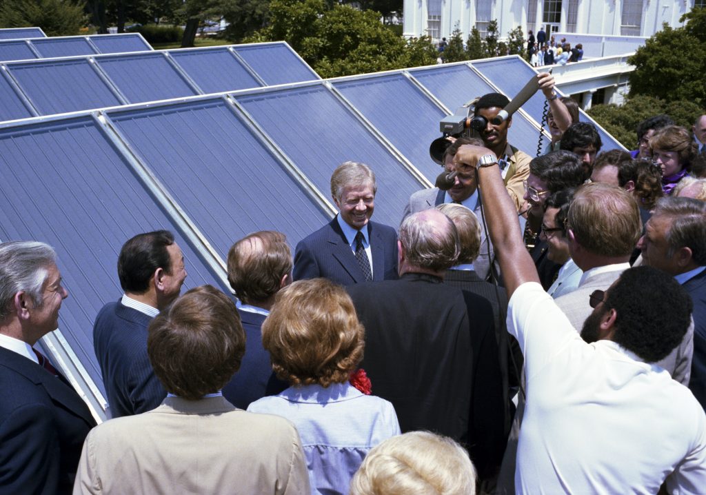 Jimmy Carter présente des chauffe-eau solaires à la Maison Blanche.