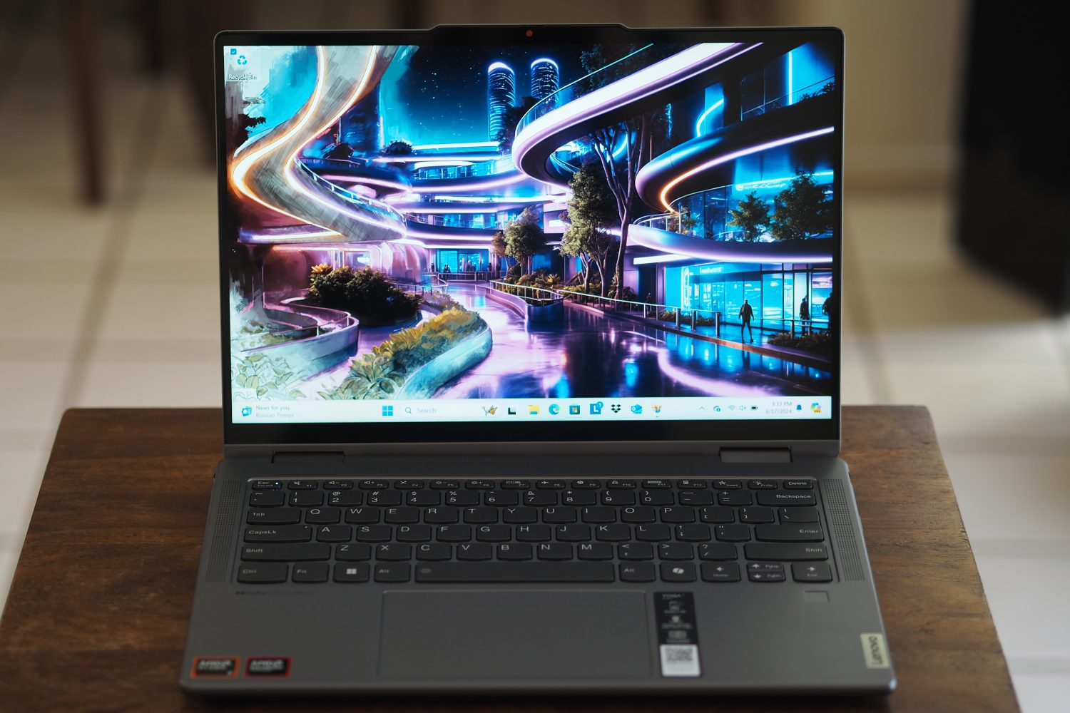 Vue avant du Lenovo Yoga 7 14 Gen 9 montrant l'écran et le clavier.