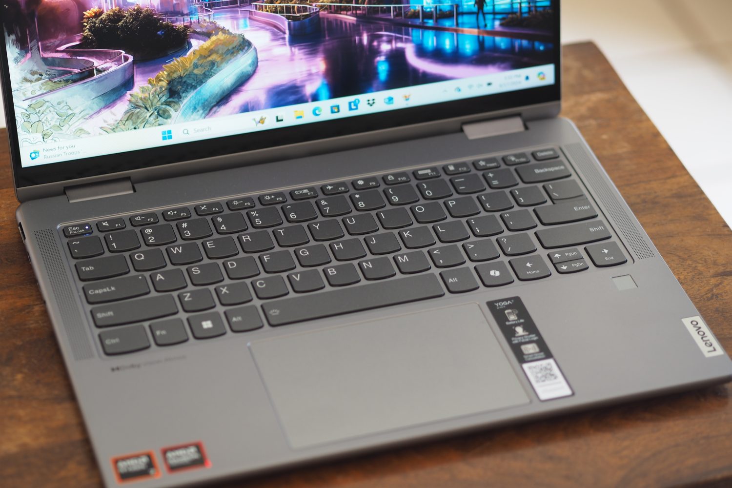 Vue de haut en bas du Lenovo Yoga 7 14 Gen 9 montrant le clavier et le pavé tactile.