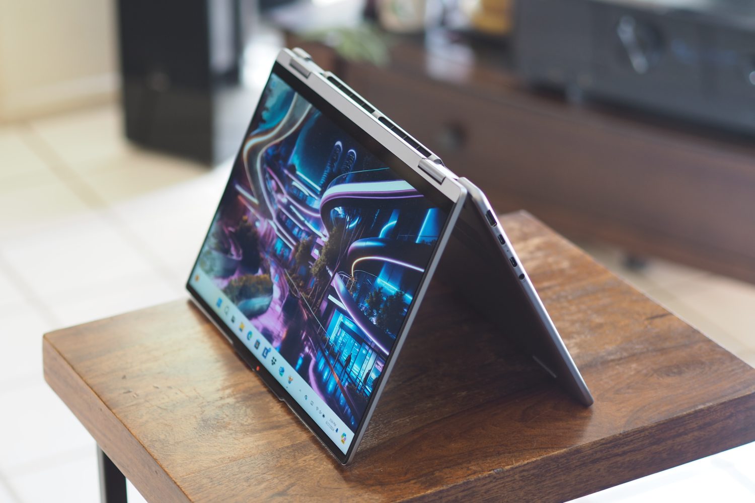 Mode tente Lenovo Yoga 7 14 Gen 9 affichant l'écran et la charnière.