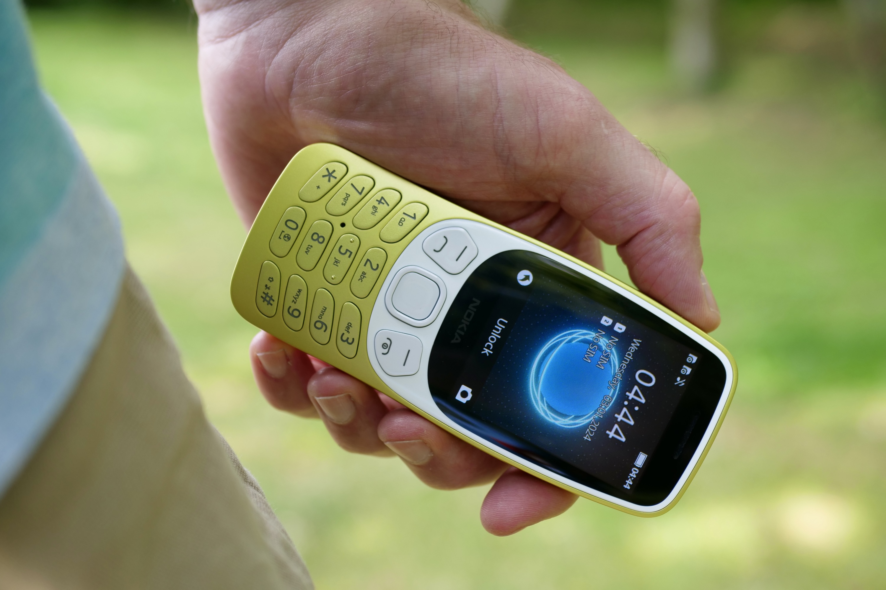 Una persona sosteniendo el Nokia 3210, mostrando la pantalla.