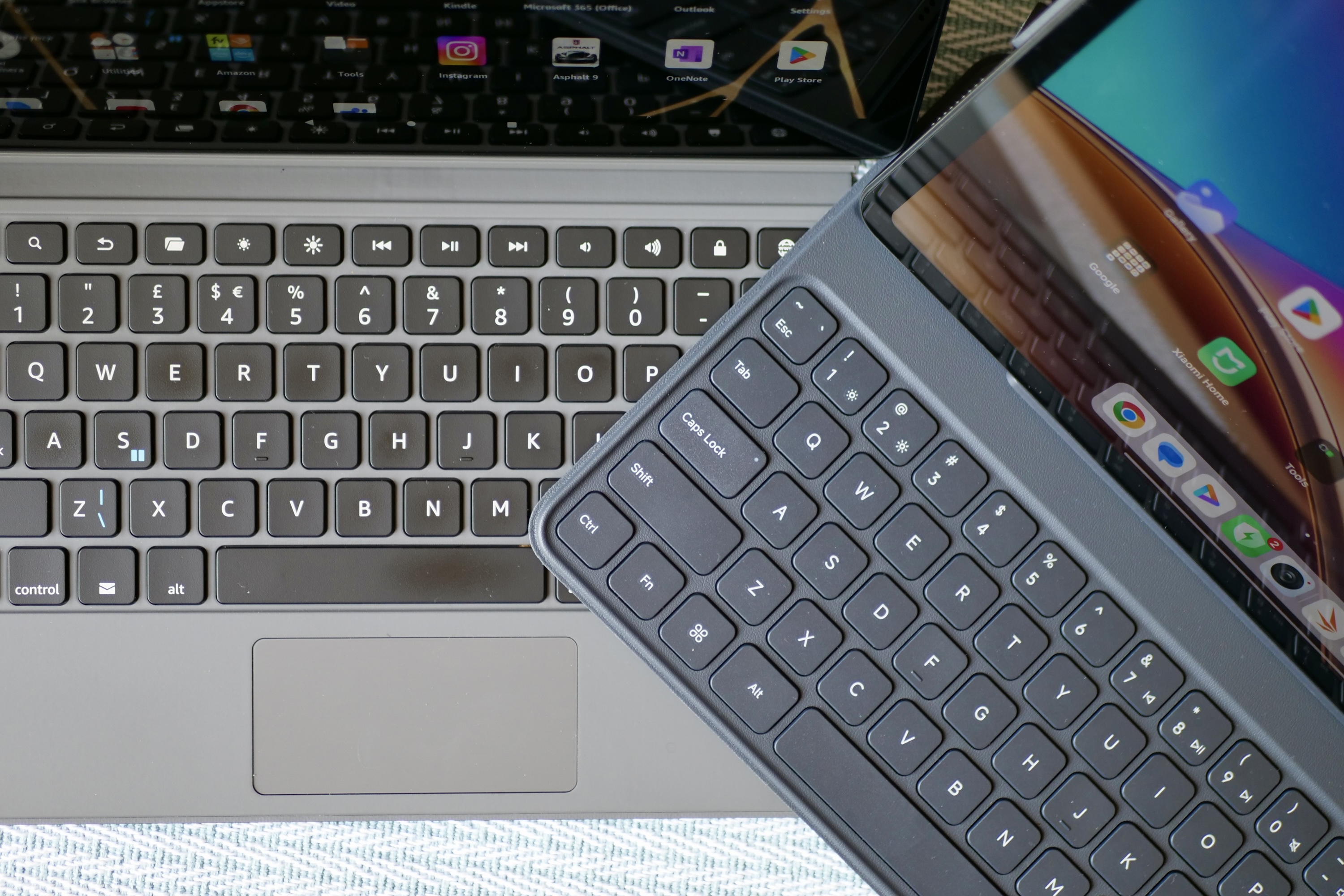 Las fundas con teclado del Amazon Fire Max 11 y del Poco Pad.