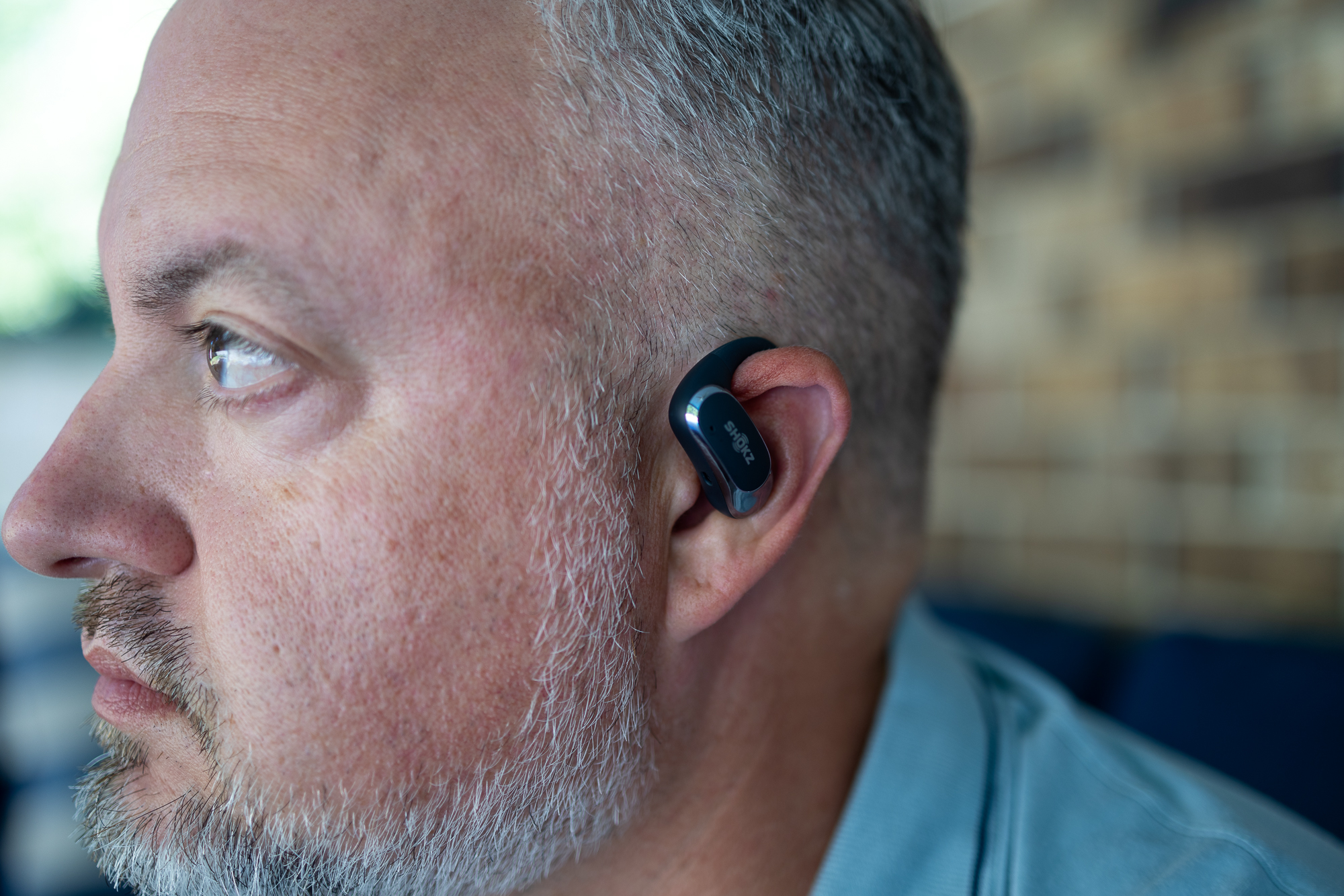 Le Shokz OpenFit Air vu sur l'oreille de Phil Nickinson.