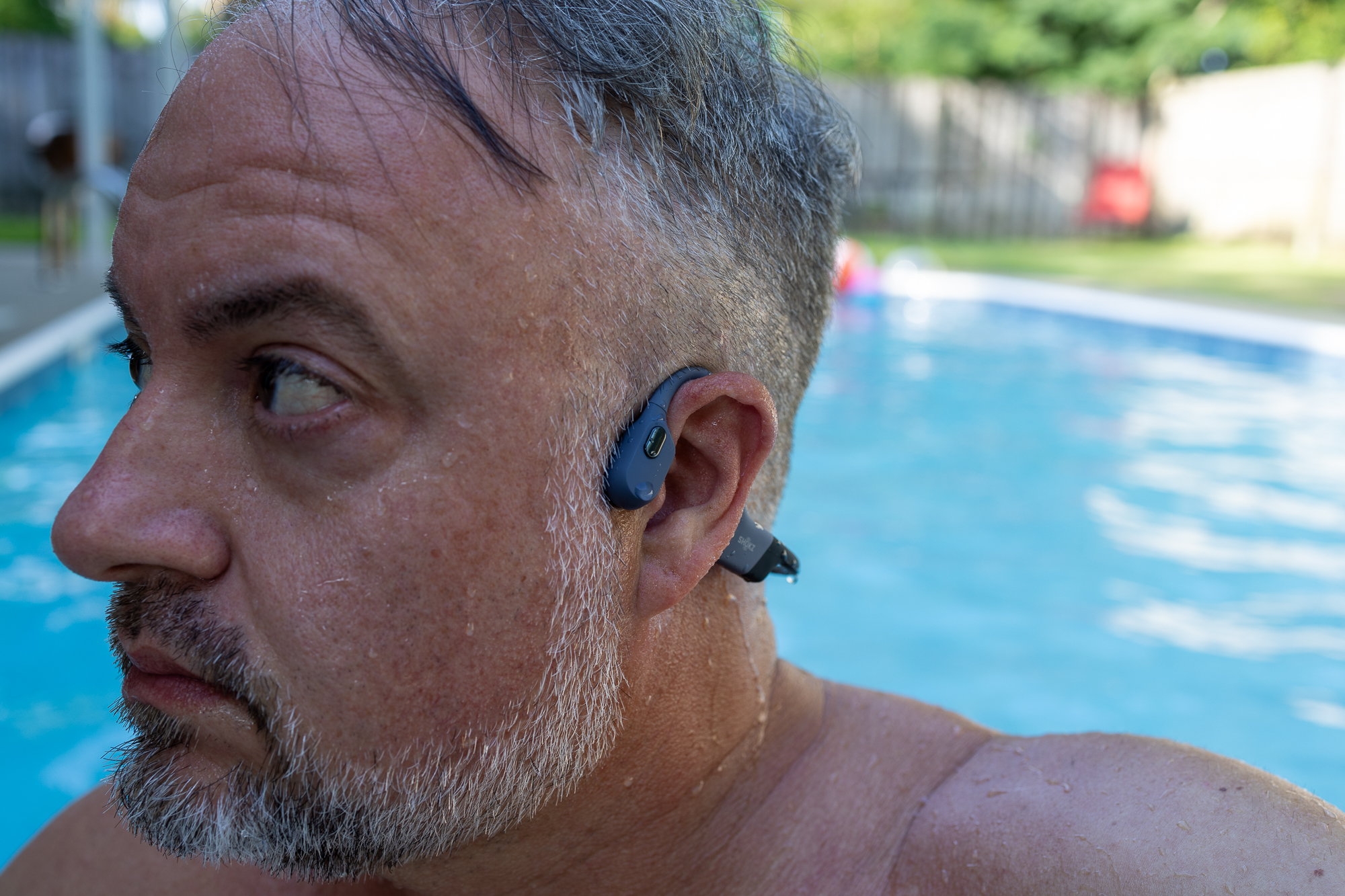 Shokz OpenSwim Pro 穿着非常湿的 Phil Nickinson。