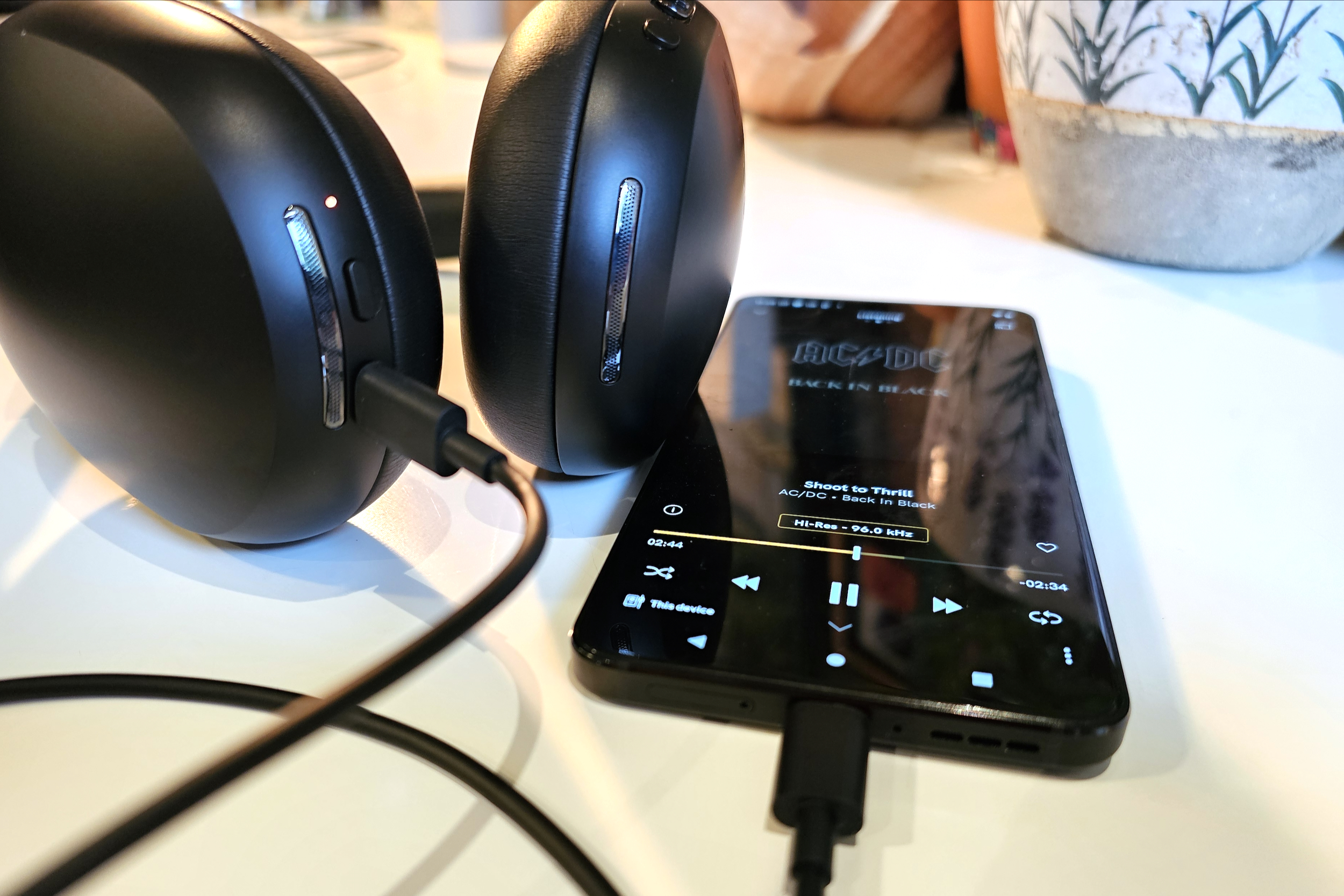 Sonos Ace conectado a un teléfono Android mediante USB-C.