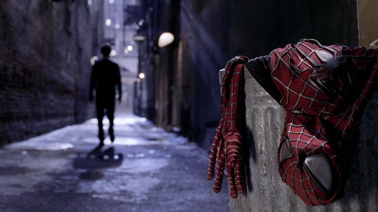 Peter se aleja de un bote de basura en Spider-Man 2.