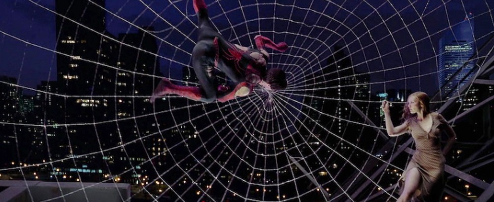 Spider-Man se arrastra sobre una telaraña en Spider-Man 2.