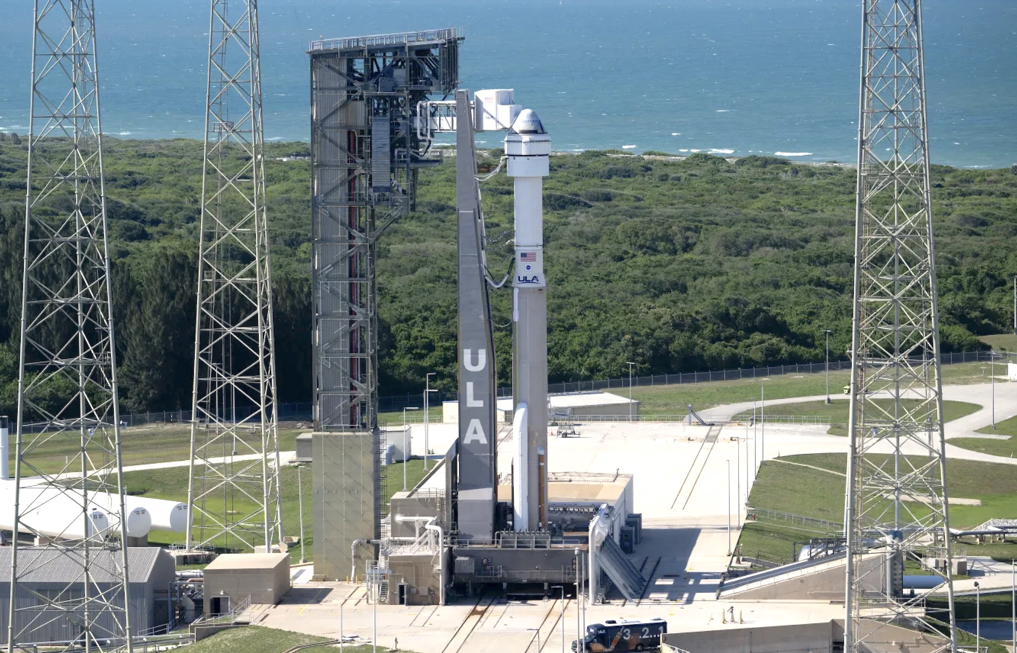 Le Starliner au sommet d'une fusée Atlas V au Kennedy Space Center en Floride.