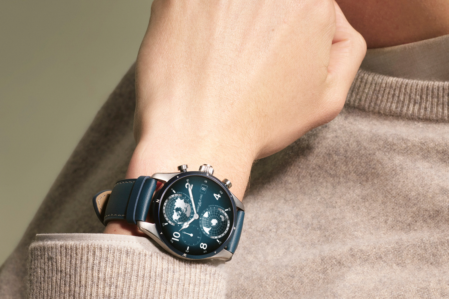 Ein Werbefoto des Montblanc Summit 3 in Glacier Blue.