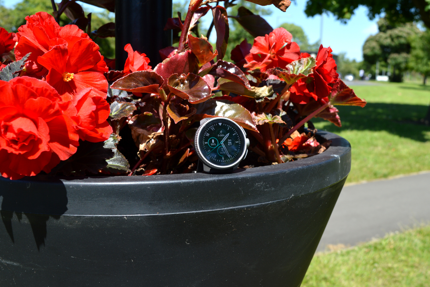 La Suunto Race dans un pot de fleurs.