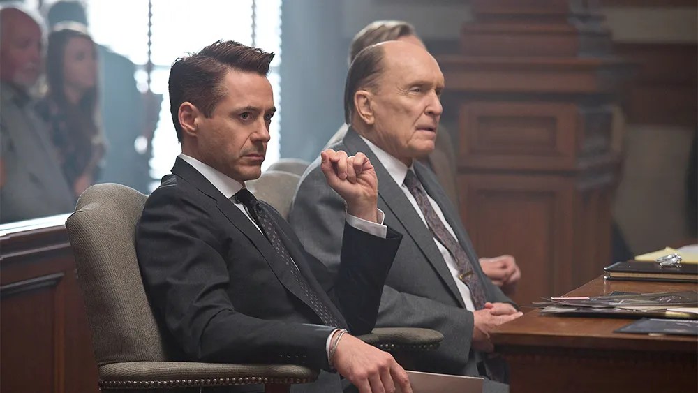 Deux hommes sont assis à un bureau dans The Judge.