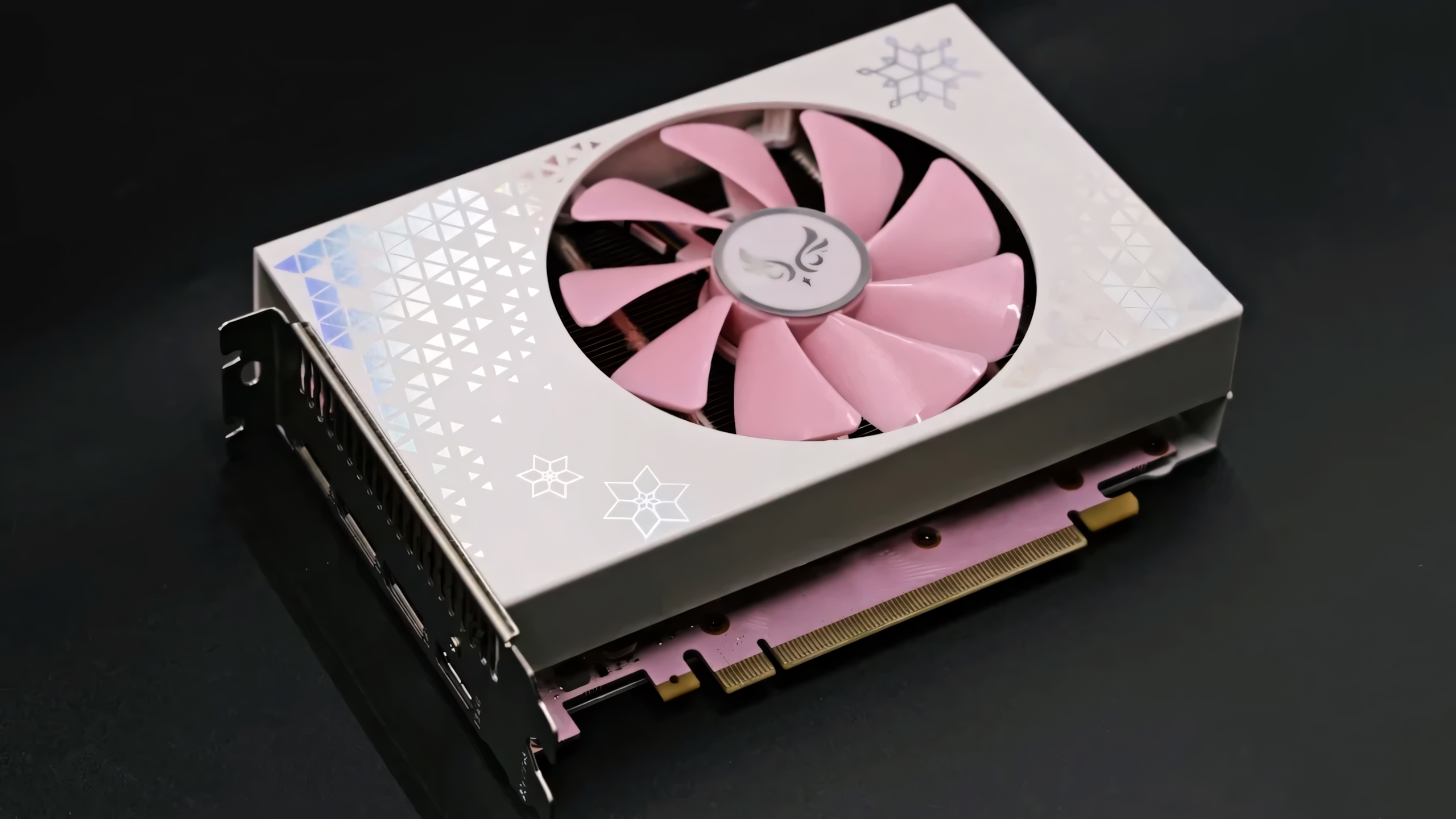The RTX 4070 ITX Sakura Blizzard graphics card,