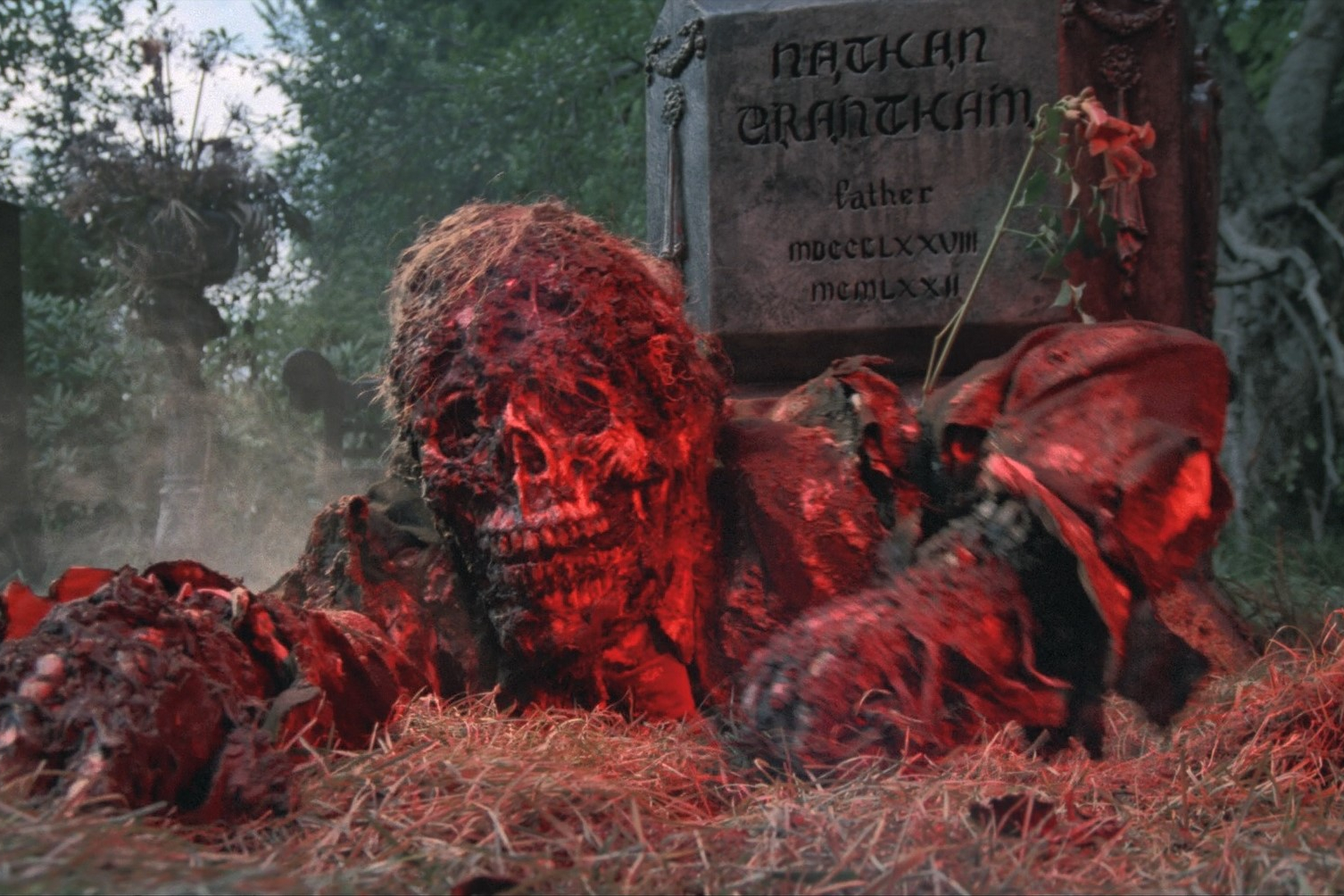 Un cadáver reanimado sale de una tumba en Creepshow.