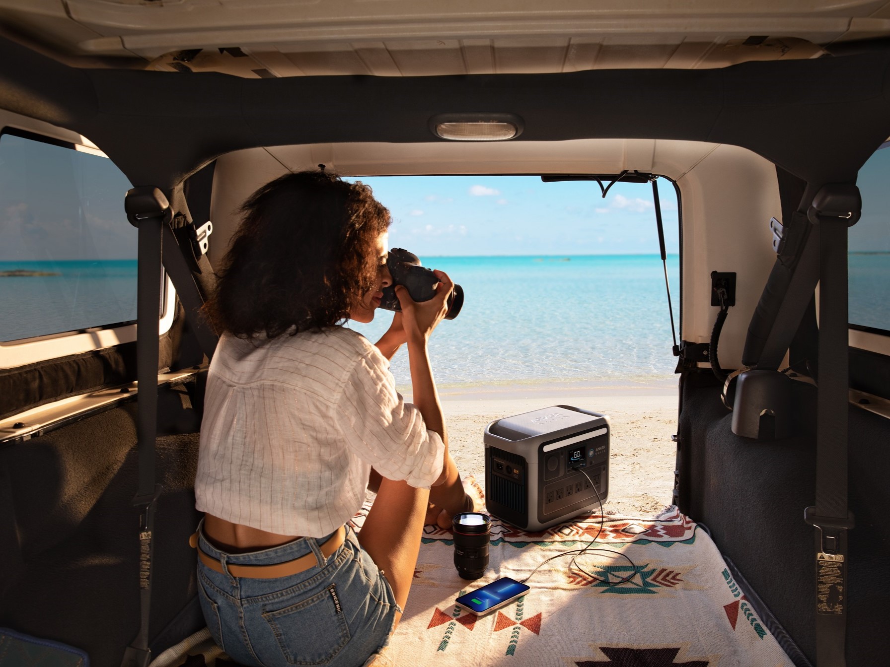 Image de style de vie Anker SOLIX C1000 utilisée sur la plage – Guide d'achat Prime Day