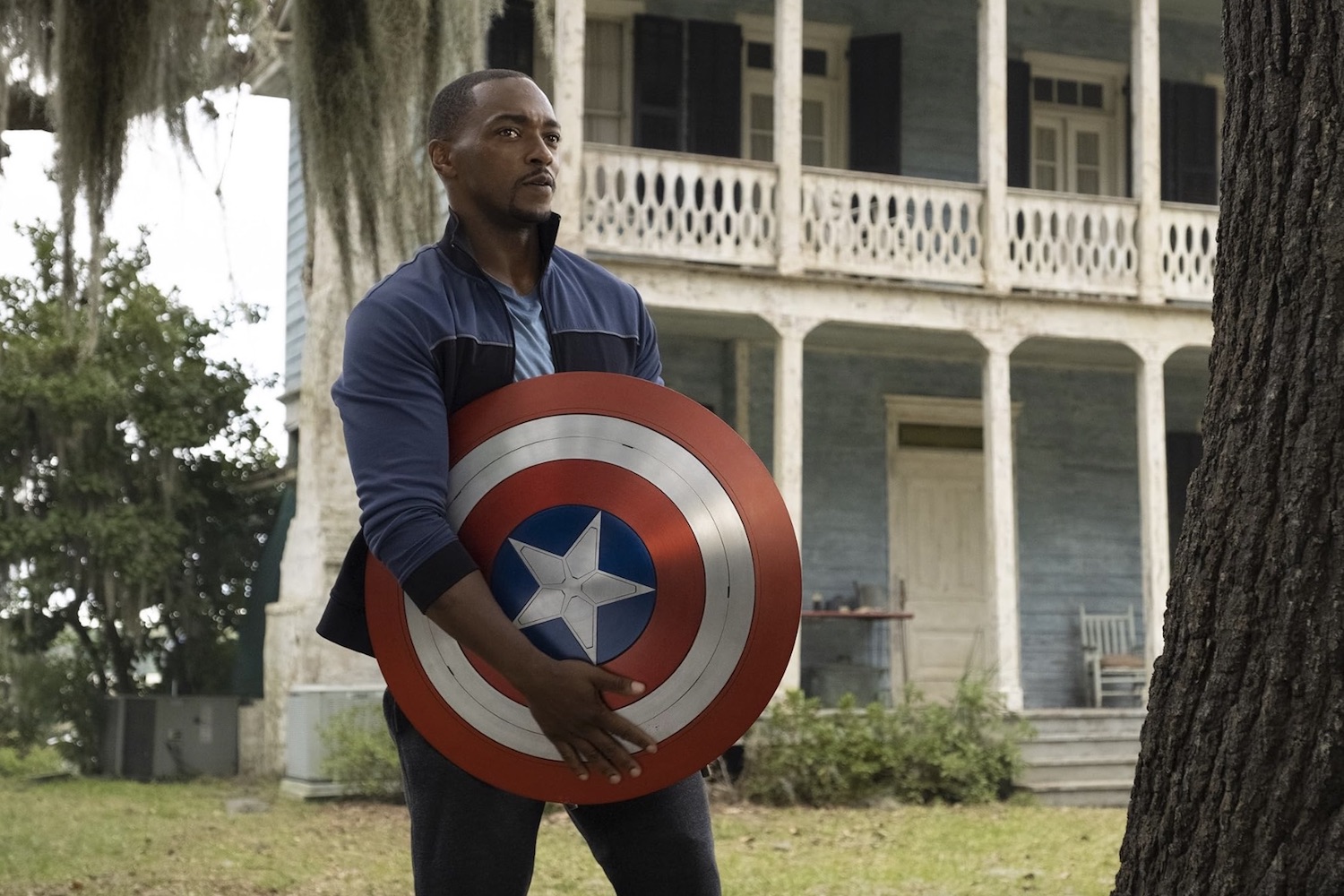 Anthony Mackie tient le bouclier de Captain America.