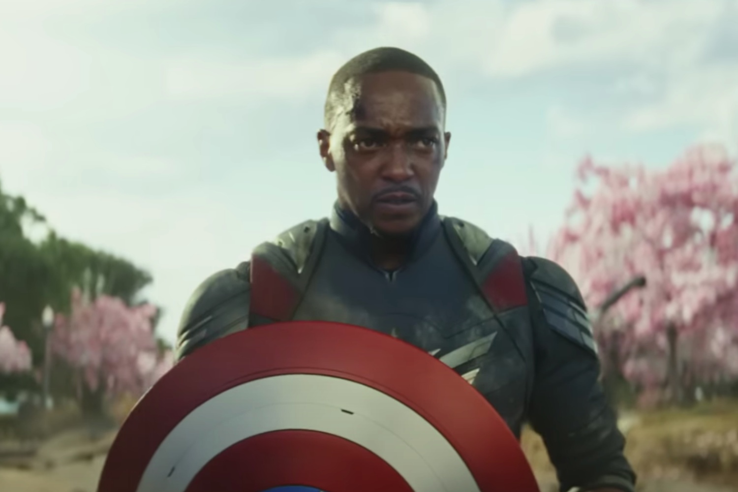 Sam Wilson hält den Schild in „Captain America: Brave New World“.