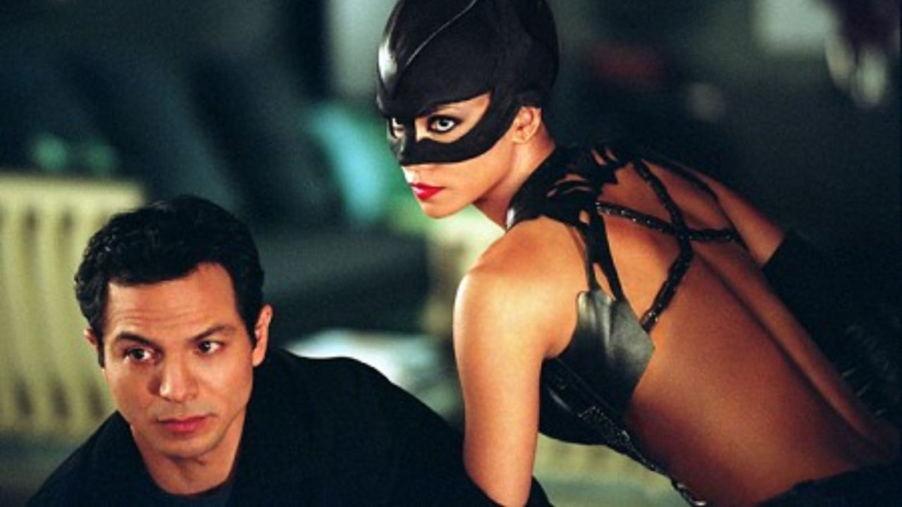 Benjamin Bratt y Halle Berry como Tom y Catwoman uno al lado del otro mirando en la misma dirección en la película de 2004 Catwoman.