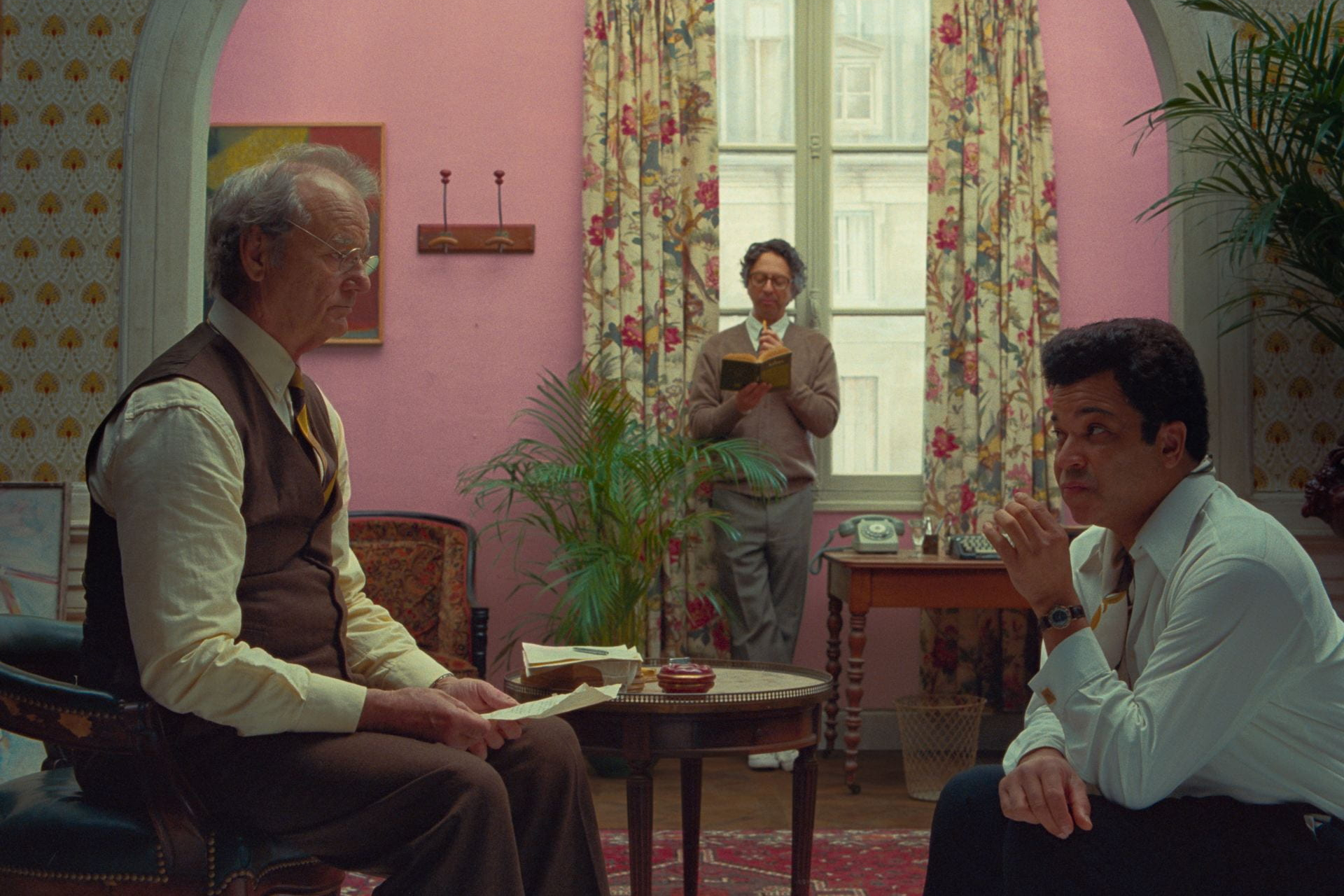 Bill Murray sits across from Jeffrey Wright in The French Dispatch.