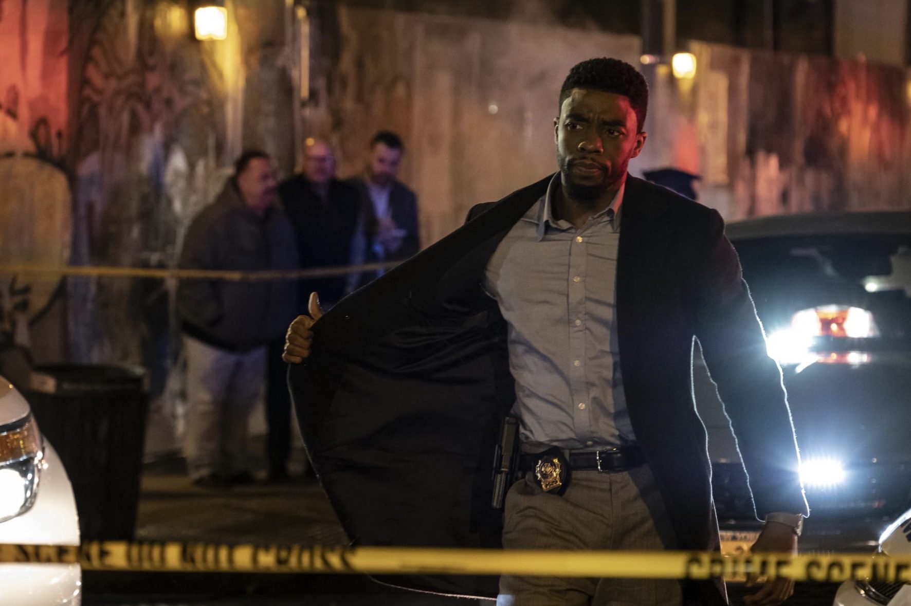 Chadwick Boseman muestra su placa en 21 Bridges.