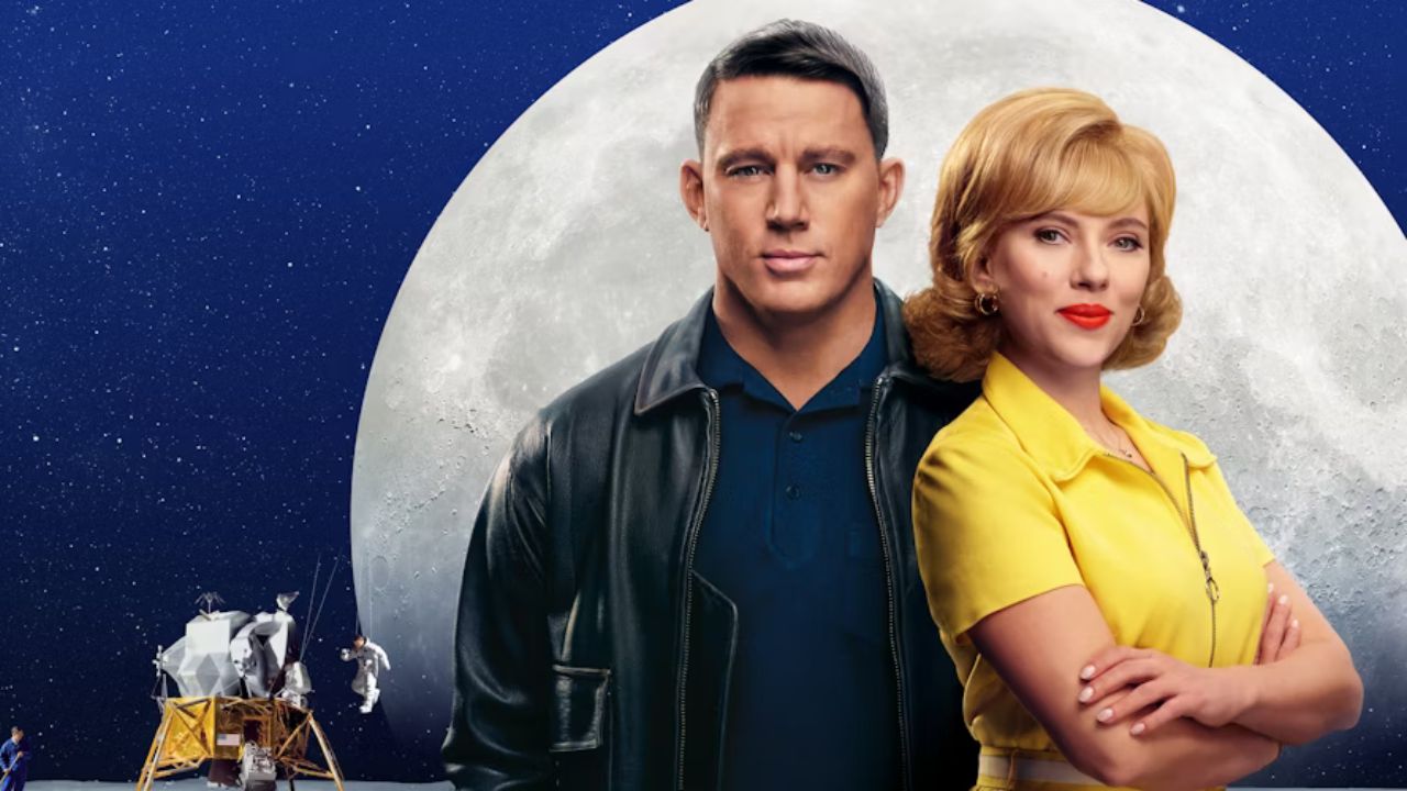 Channing Tatum e Scarlett Johansson sorrindo e posando com a lua ao fundo em imagem promocional do filme Fly Me to the Moon.