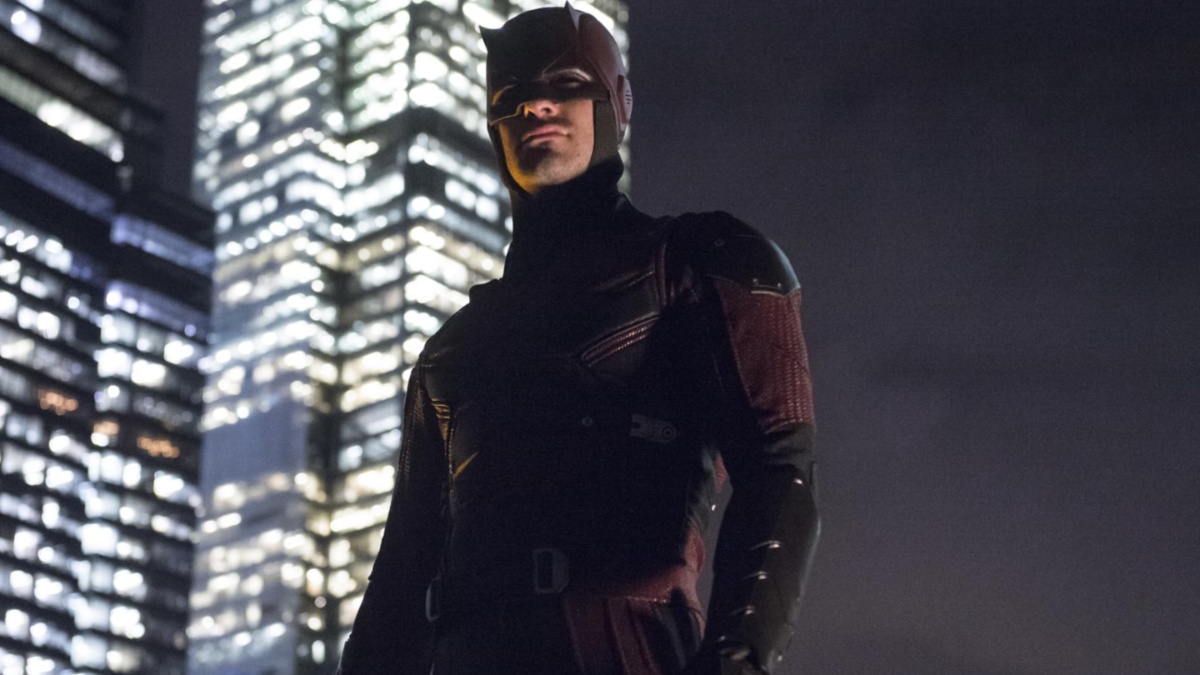 Daredevil se para en lo alto de un edificio y mira fijamente.