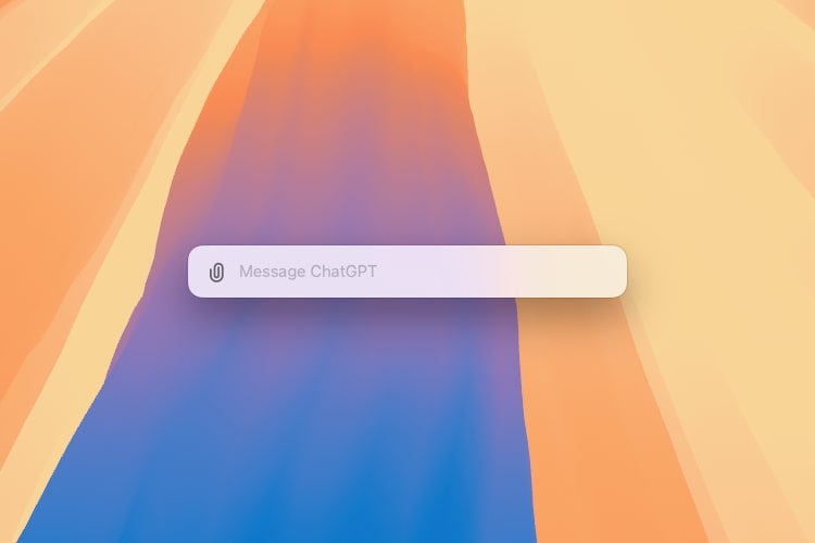 macOS 上的 ChatGPT 应用程序在屏幕上显示其查询栏。