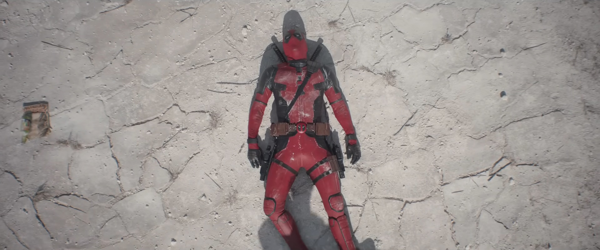 Deadpool liegt in „Deadpool & Wolverine“ auf dem Boden.