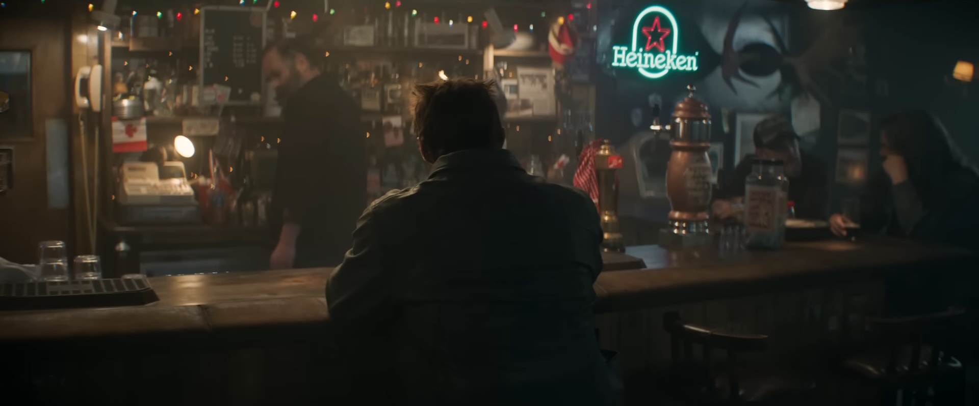 Wolverine assis dans un bar dans "Deadpool & Wolverine".