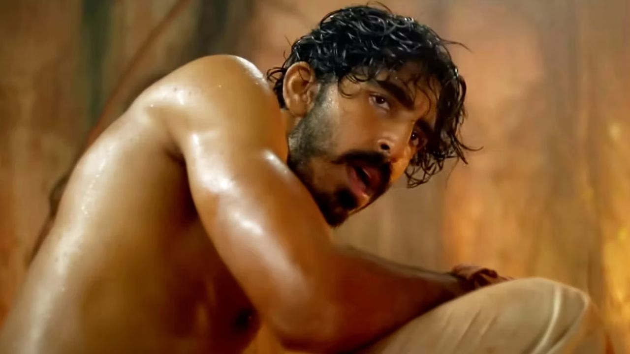 Dev Patel dans le rôle de Kid torse nu et en sueur et fatigué dans Monkey Man.