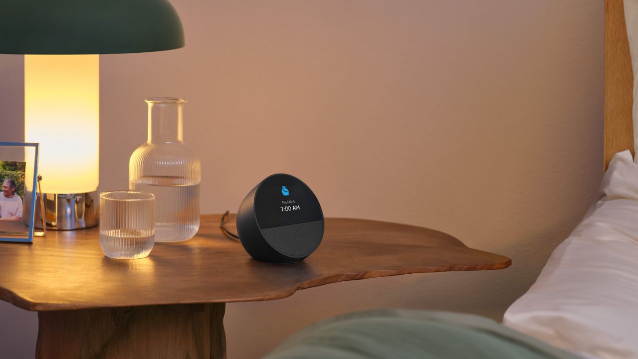 Der Echo Spot auf einem Nachttisch.