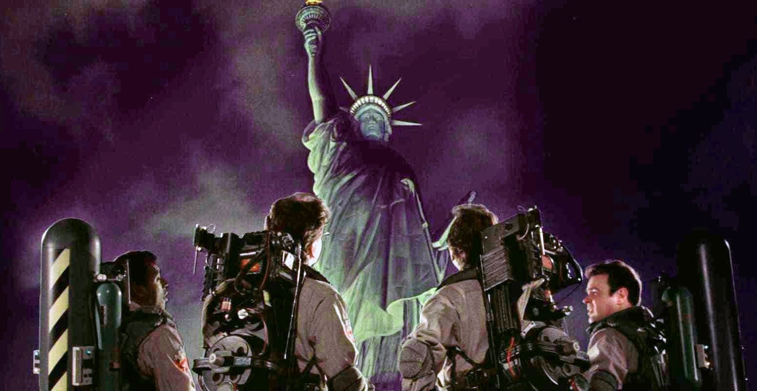 Quatre hommes regardent la Statue de la Liberté dans Ghostbusters II.