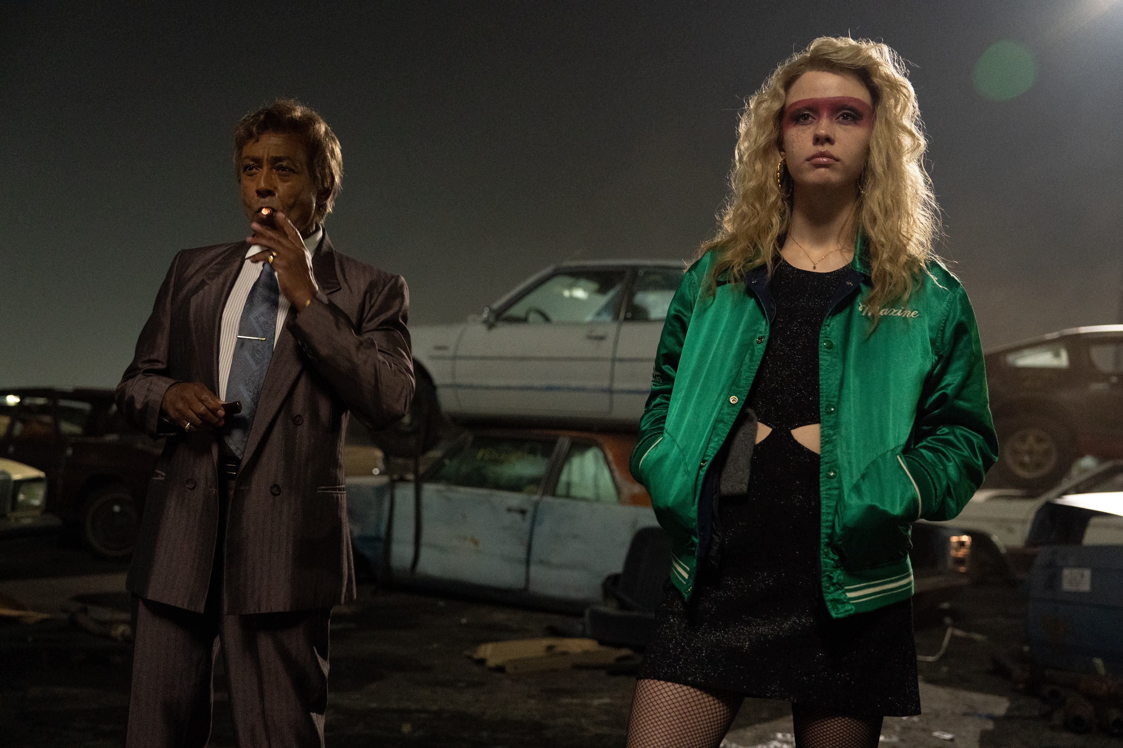 Giancarlo Esposito et Mia Goth se tiennent ensemble dans une casse dans MaXXXine.